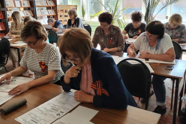 В  Комаричской межпоселенческой центральной библиотеке  прошел «Диктант Победы»