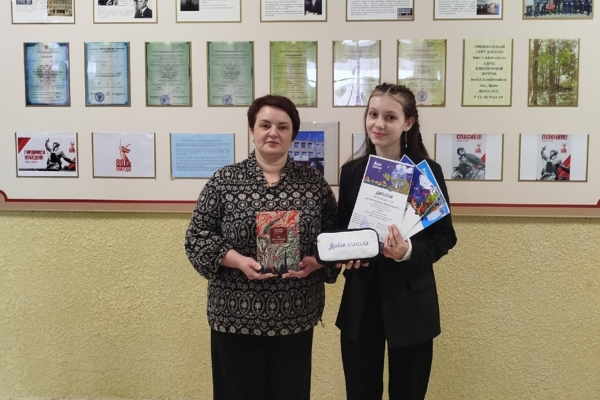 Ученица 7б класса Комаричской СОШ№2 Евстратова Мария в финальном этапе Всероссийского конкурса юных чтецов «Живая классика» заняла третье место