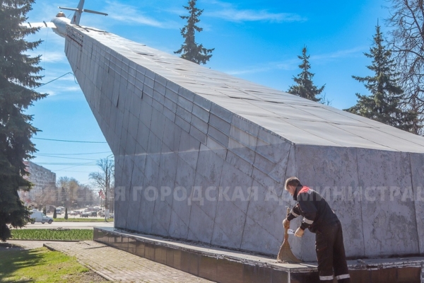 В Брянске ремонтируют памятник лётчикам