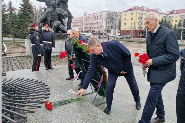 Губернатор Александр Богомаз и почетные гости церемонии награждения премией «Возвращение в жизнь» почтили память Героев Отечества