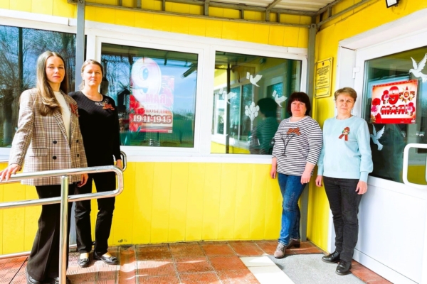 Сотрудники Комплексного центра социального обслуживания населения Комаричского района присоединились к акции «Окна Победы»