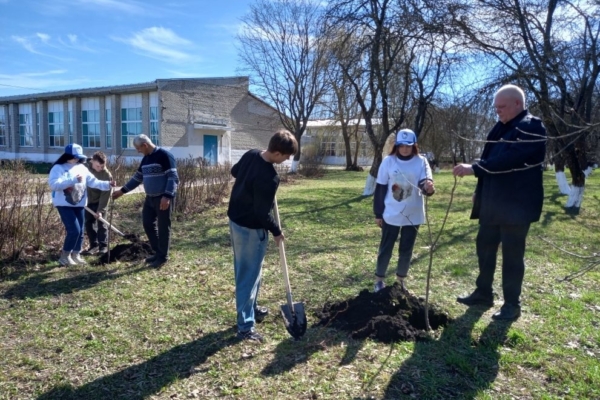 Коллектив Комаричского механико-технологического техникума принял участие в акции «Сад Памяти»