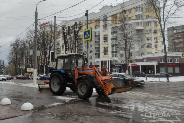 В Брянске продолжается очистка дорог