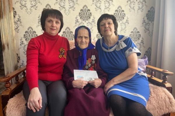 В Комаричском районе поздравили с 90-летием Марию Ефимовну Шведову