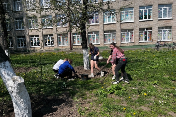 Учащиеся Комаричской средней школы №1 провести Первомай с пользой и позитивом