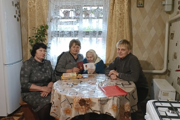 Жительнице поселка Бугры Комаричского района  вручили медаль к 80-летию Победы