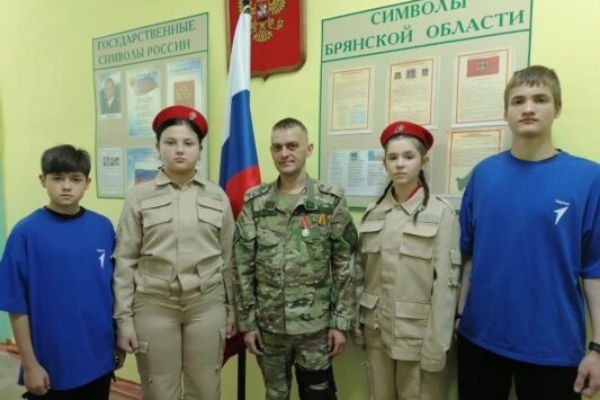 В Клинцовском районе Брянской области участнику СВО вручили медаль Суворова