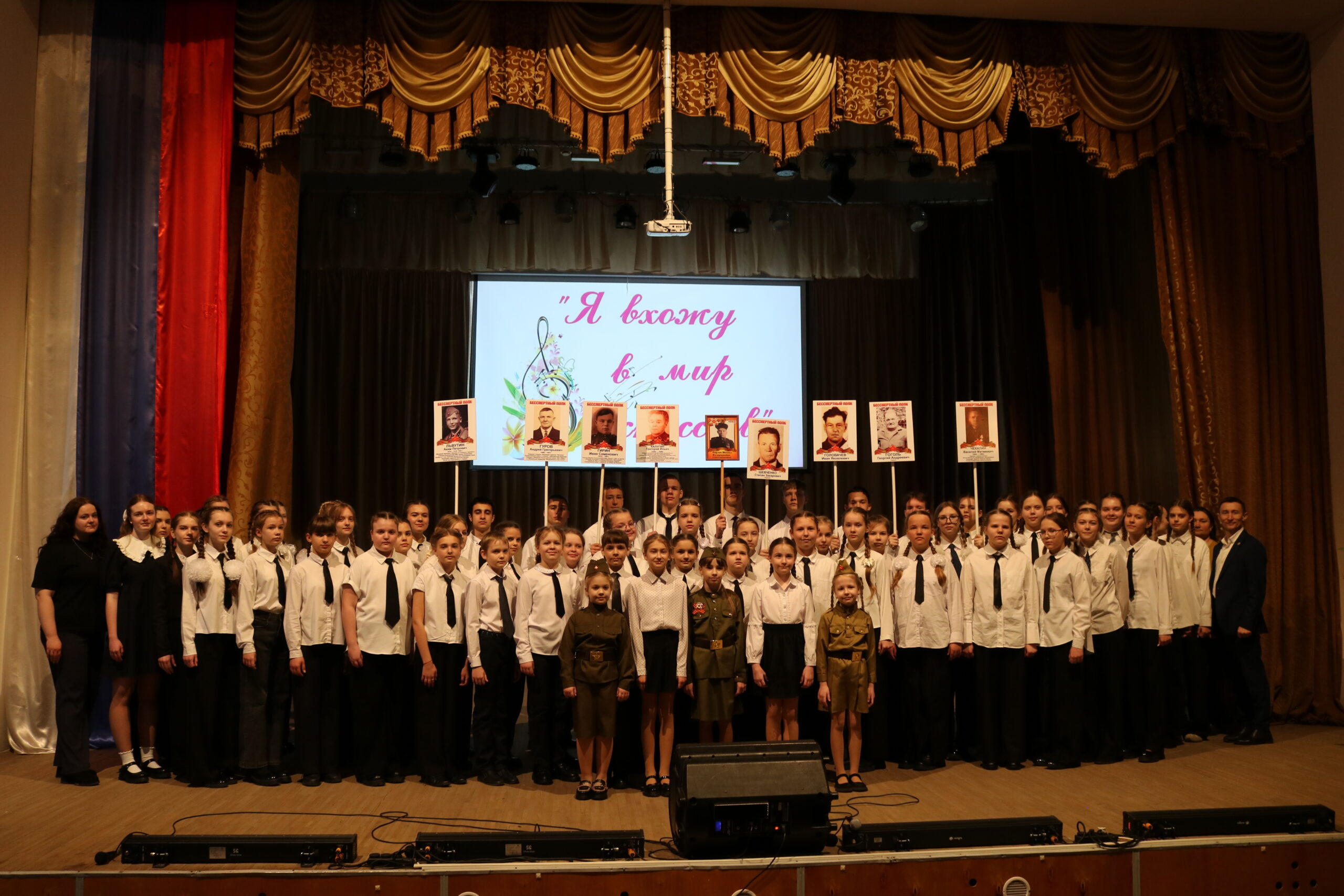 Школьные коллективы Комаричского района входят в мир искусства