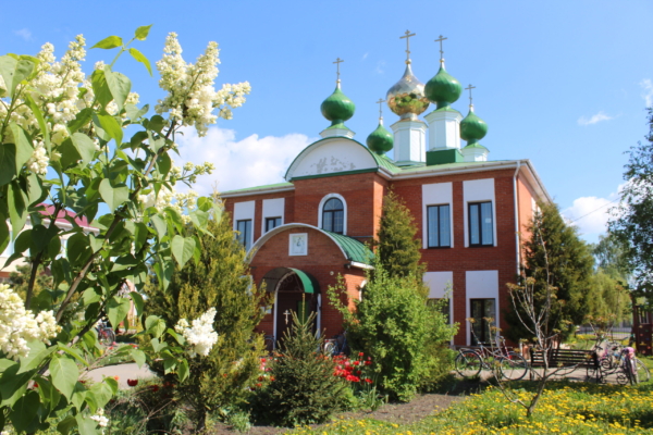 Расписание богослужений в храме во имя Святой Троицы поселка Комаричи на май 2025 года