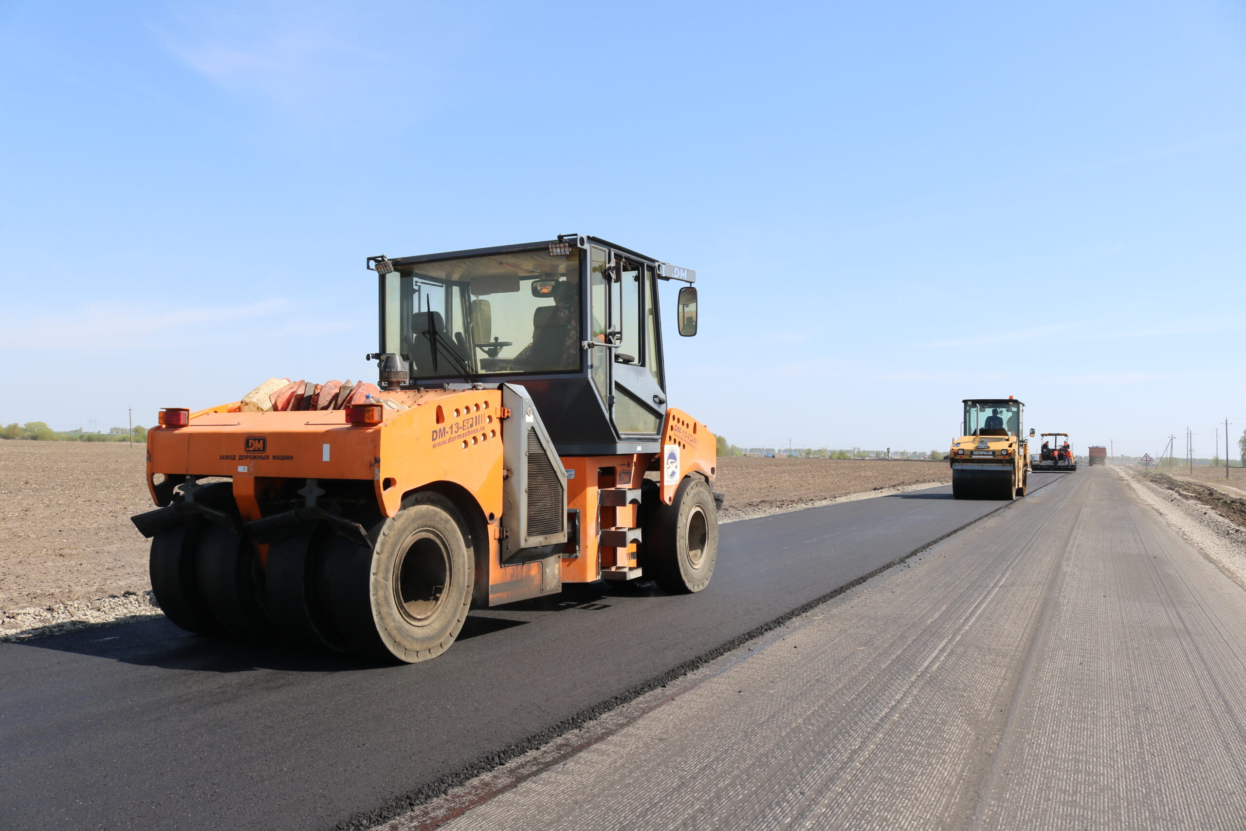 Ремонт дорог в Комаричском районе продолжается