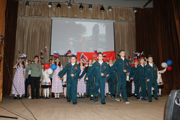 В Комаричском межпоселенческом доме культуры состоялся смотра художественной самодеятельности «Я вхожу в мир искусства»