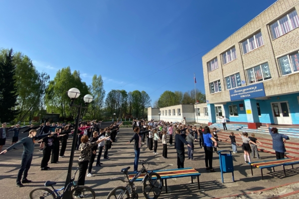 В Лопандинской СОШ провели флешмоб «Зарядка для всех»