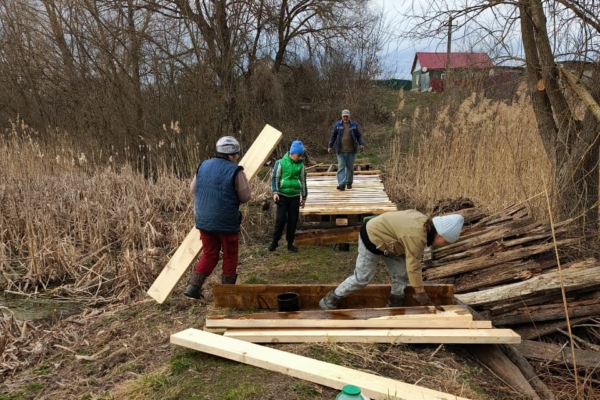 Совместными усилиями комаричане обновили пешеходный мост