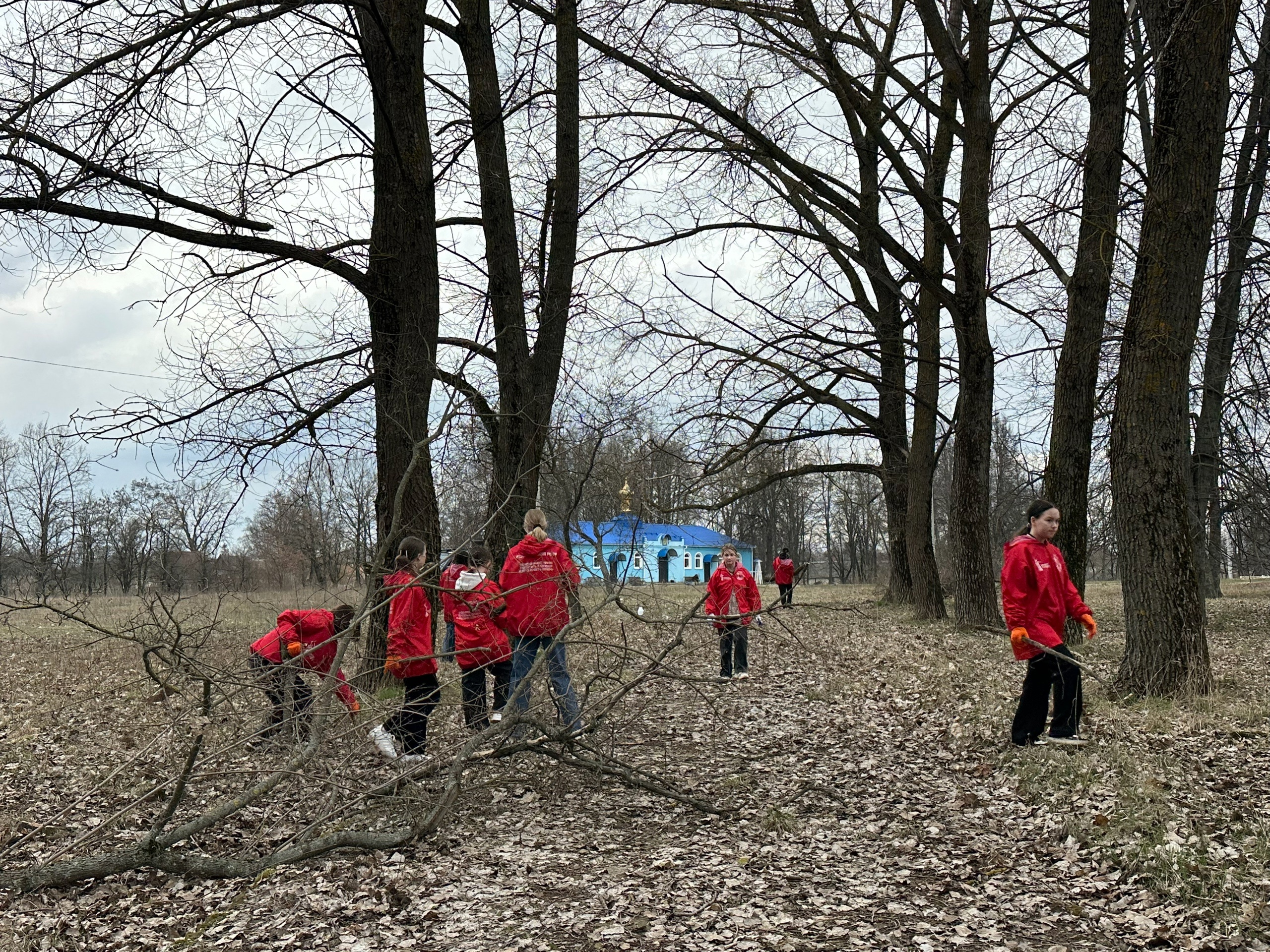 Команда волонтеров из “Патриотов Наследия” приняла активное участие в масштабной весенней уборке комаричского парка отдыха