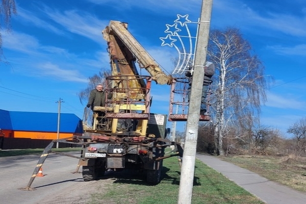 В честь 80-летия Великой Победы центральную улицу Ленина в посёлке Комаричи украсили светодиодными консолями