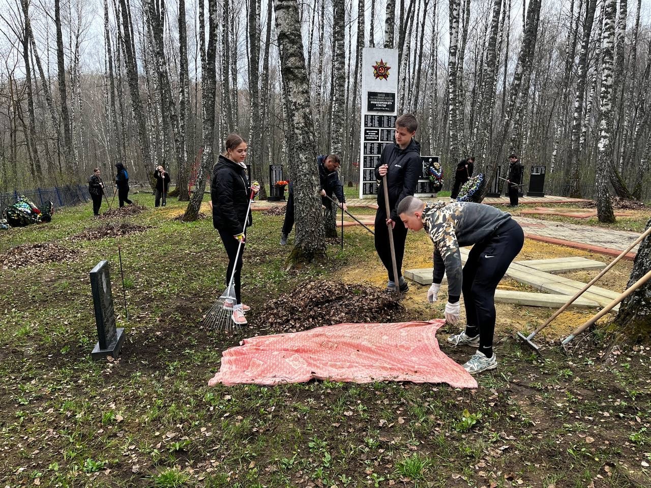Волонтеры Комаричской средней школы №1 навели порядок на самом большом воинском захоронении в Комаричском районе