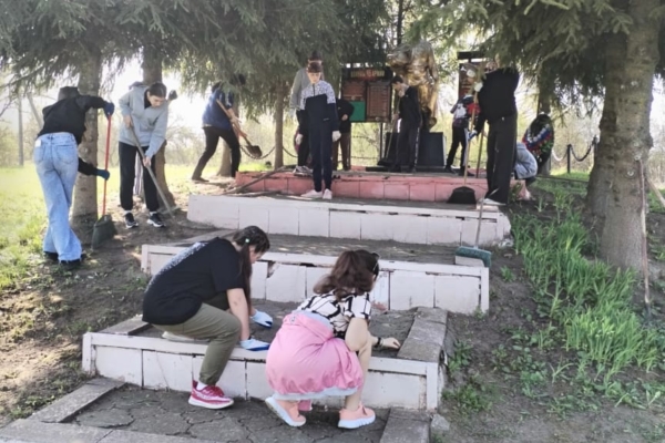 Учащиеся Усожской СОШ привели в порядок братские захоронения, находящиеся на территории поселения