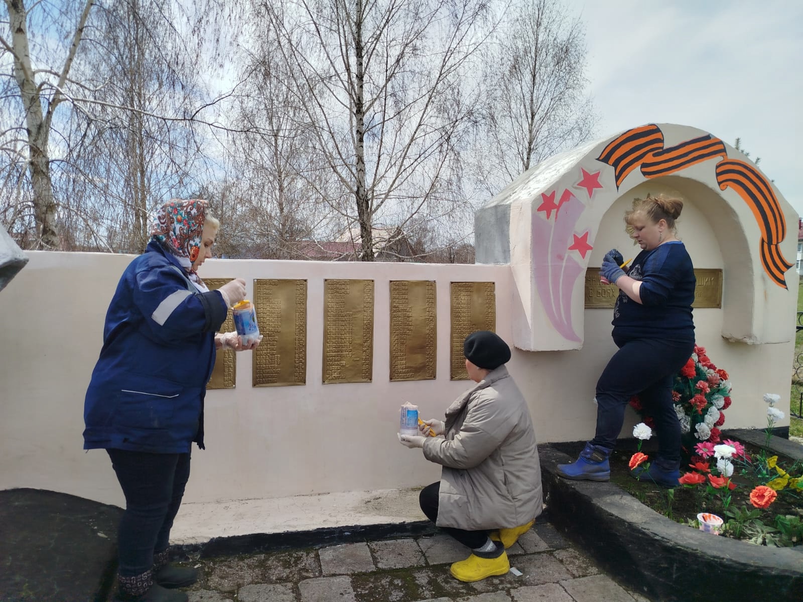 В преддверии 80-летия Победы в Комаричском районе продолжается акция «Помоги памятнику»