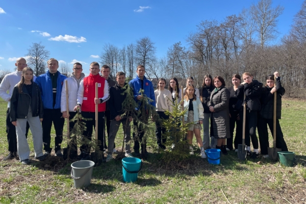 Волонтеры Комаричской СОШ №2 приняли участие в посадке еловых саженцев в школьном дендрарии