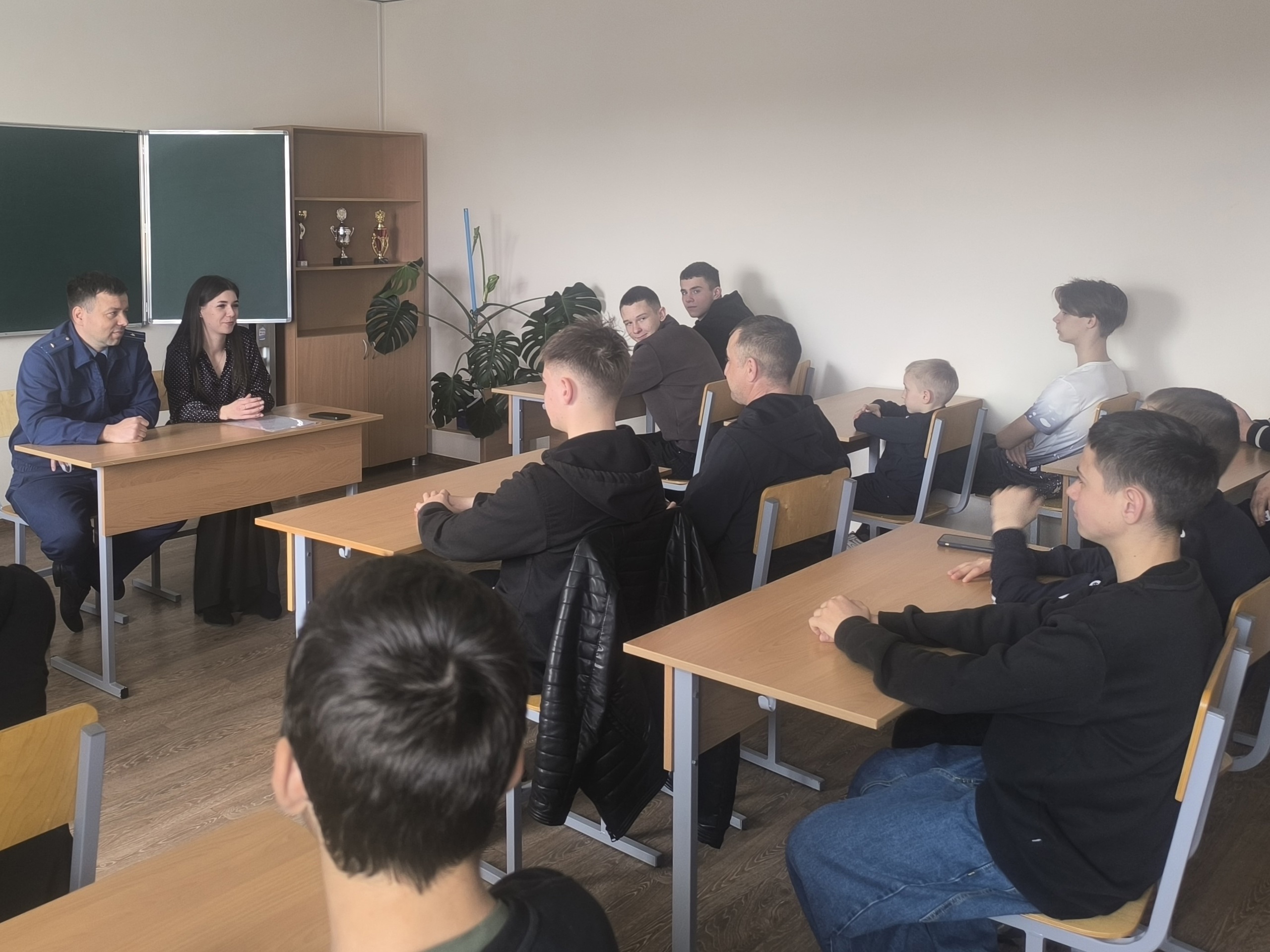 Прокурор Комаричского района провёл беседу с учениками спортшколы «Юность»