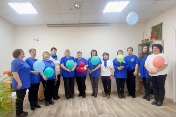 Участники клуба «Активное долголетие» и сотрудники Комплексного центра социального обслуживания населения Комаричского района приняли участие во Всероссийской акции «Песни Победы»