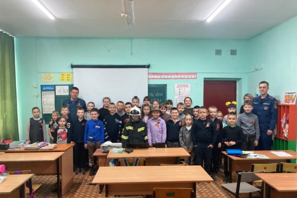 В Лопандинской средней школе Комаричского района для учащихся начальных классов провели урок безопасности