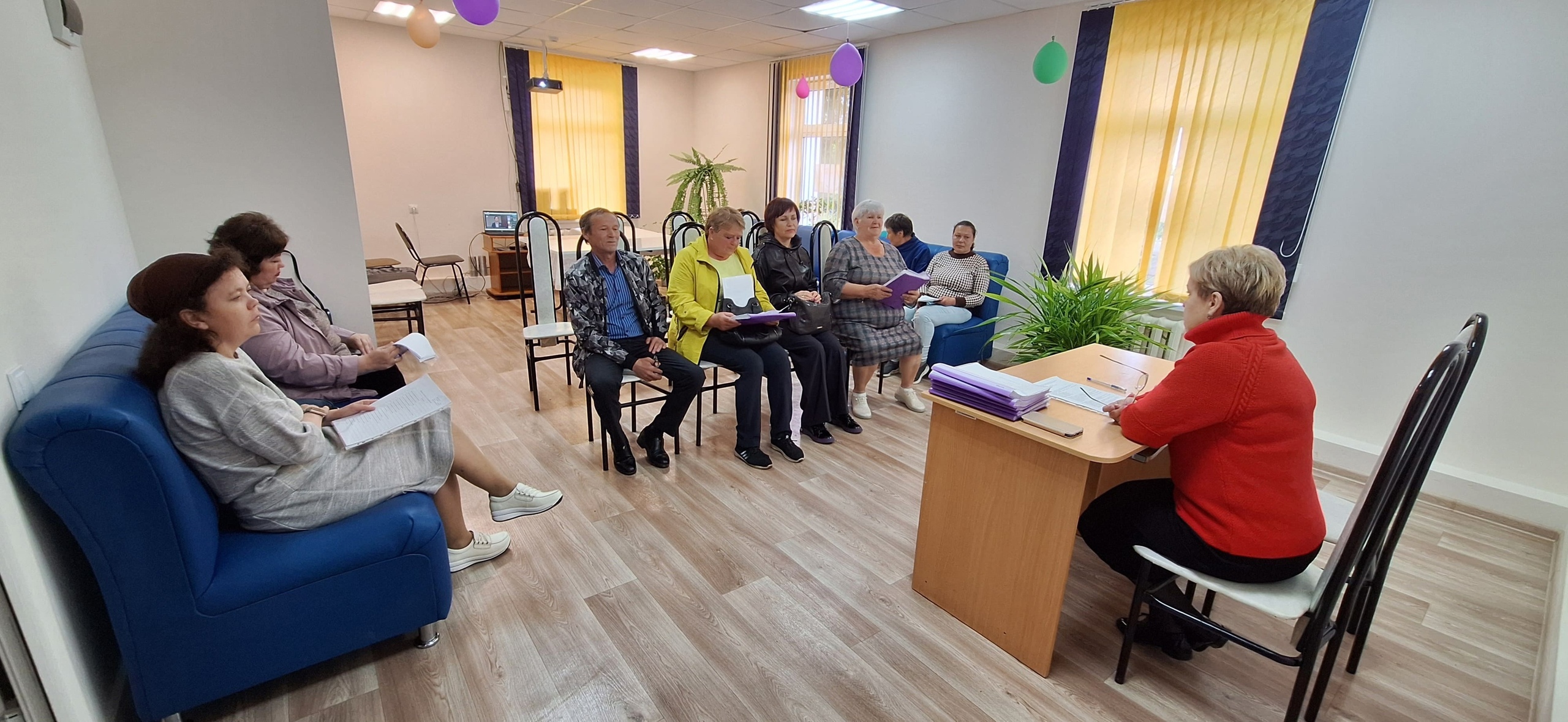 В Комаричском Комплексном центре социального обслуживания населения состоялось совещание помощников по уходу за малоподвижными гражданами и инвалидами