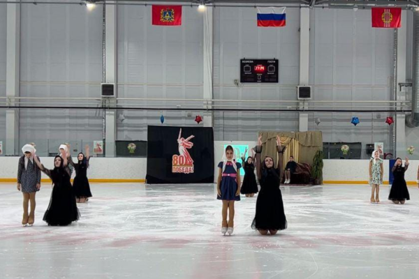 В Климово юные фигуристы посвятили 80-летию Победы спектакль на льду