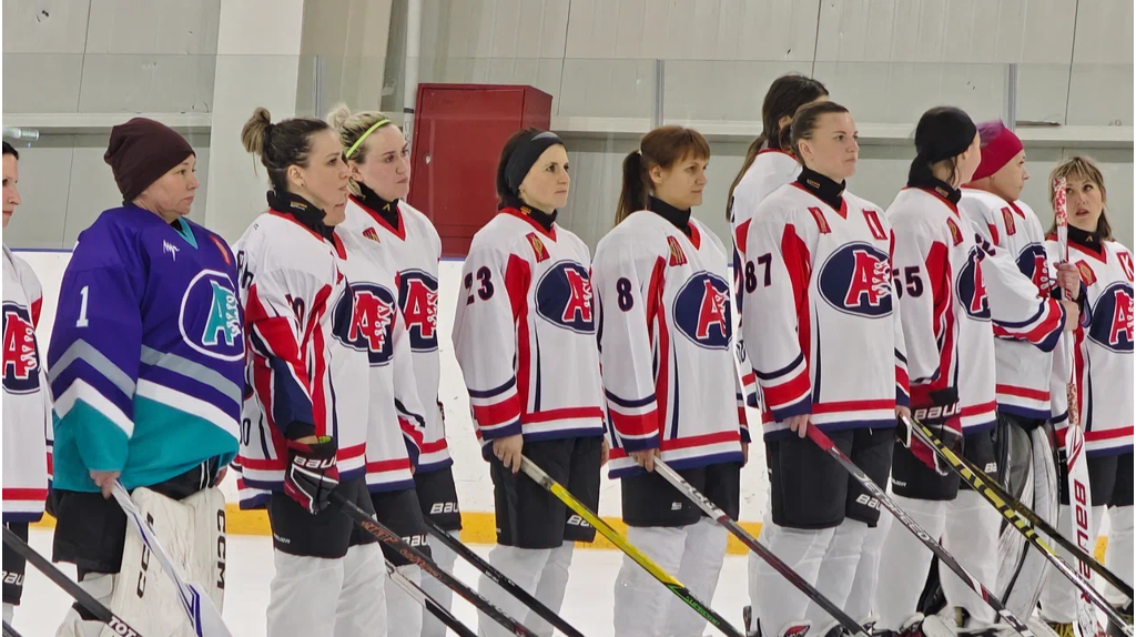 В Брянской области в Стародубе впервые Кубок губернатора по хоккею разыграли женские команды