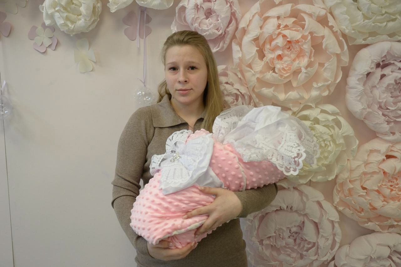 У комаричских супругов Дарьи и Владимира Крестенковых родилась долгожданная дочь Есения