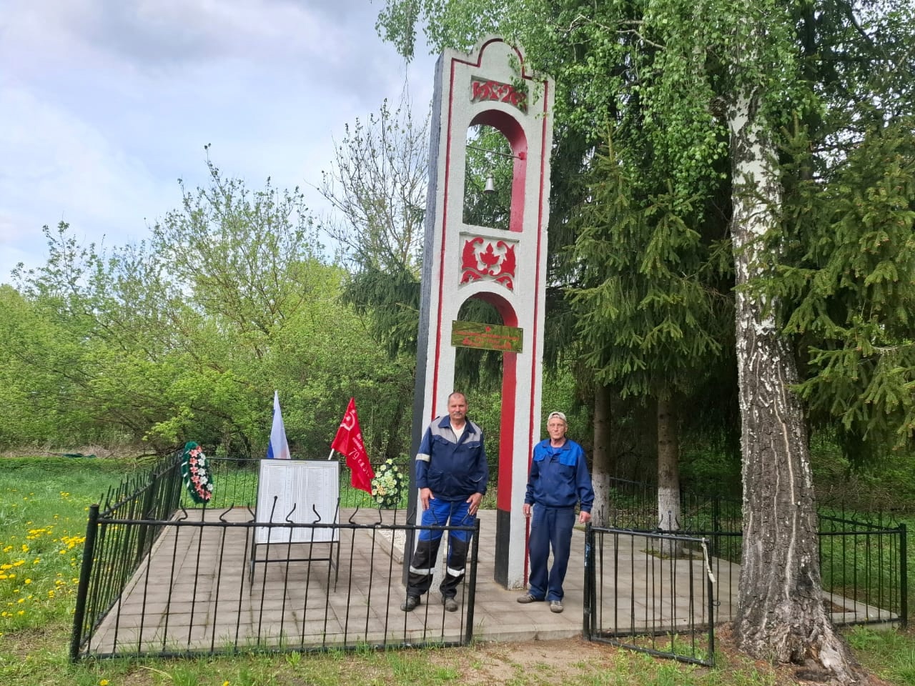 Сотрудники Комаричского районного суда отдали дань уважения героям Великой Отечественной войны.