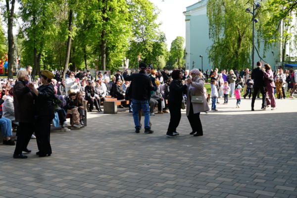 Жители Брянска 9 мая станцевали вальс под военный оркестр Росгвардии