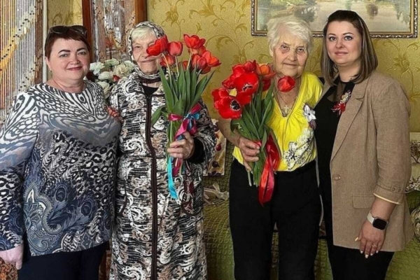 В преддверии Дня Победы соцработники посетили малолетнюю узницу и труженицу тыла