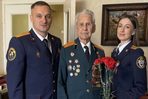 Брянские следователи навестили ветерана ВОВ Бориса Шапошникова