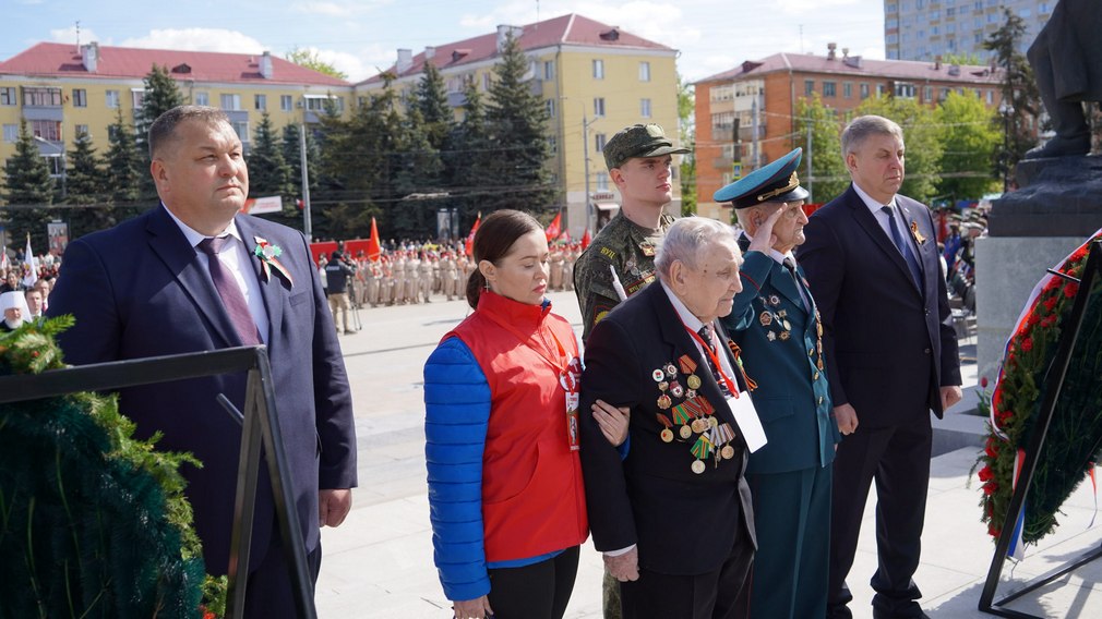 В Брянске на площади Партизан возложили цветы к Вечному огню