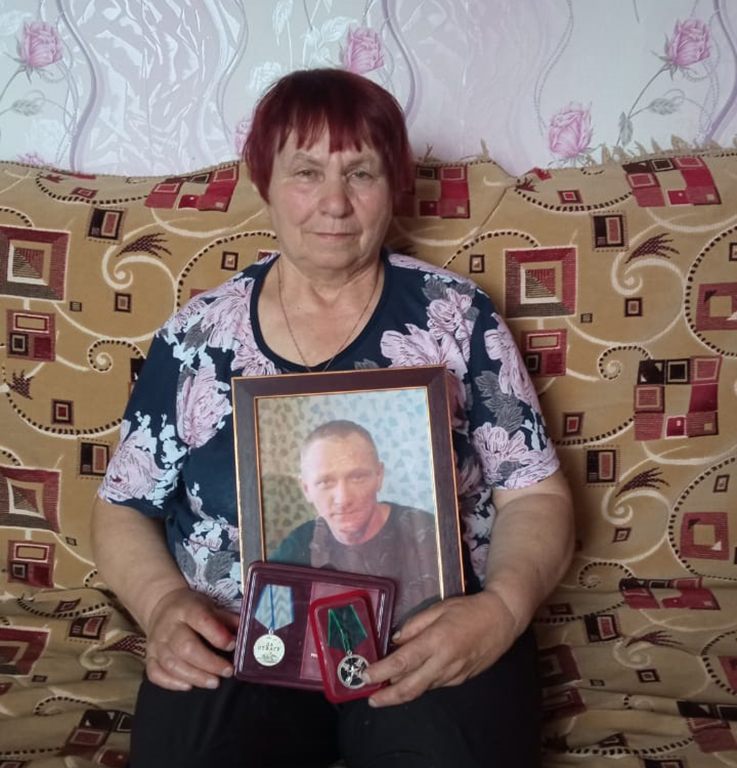 В Международный день семьи работники культуры села Игрицкое навестили родителей героя