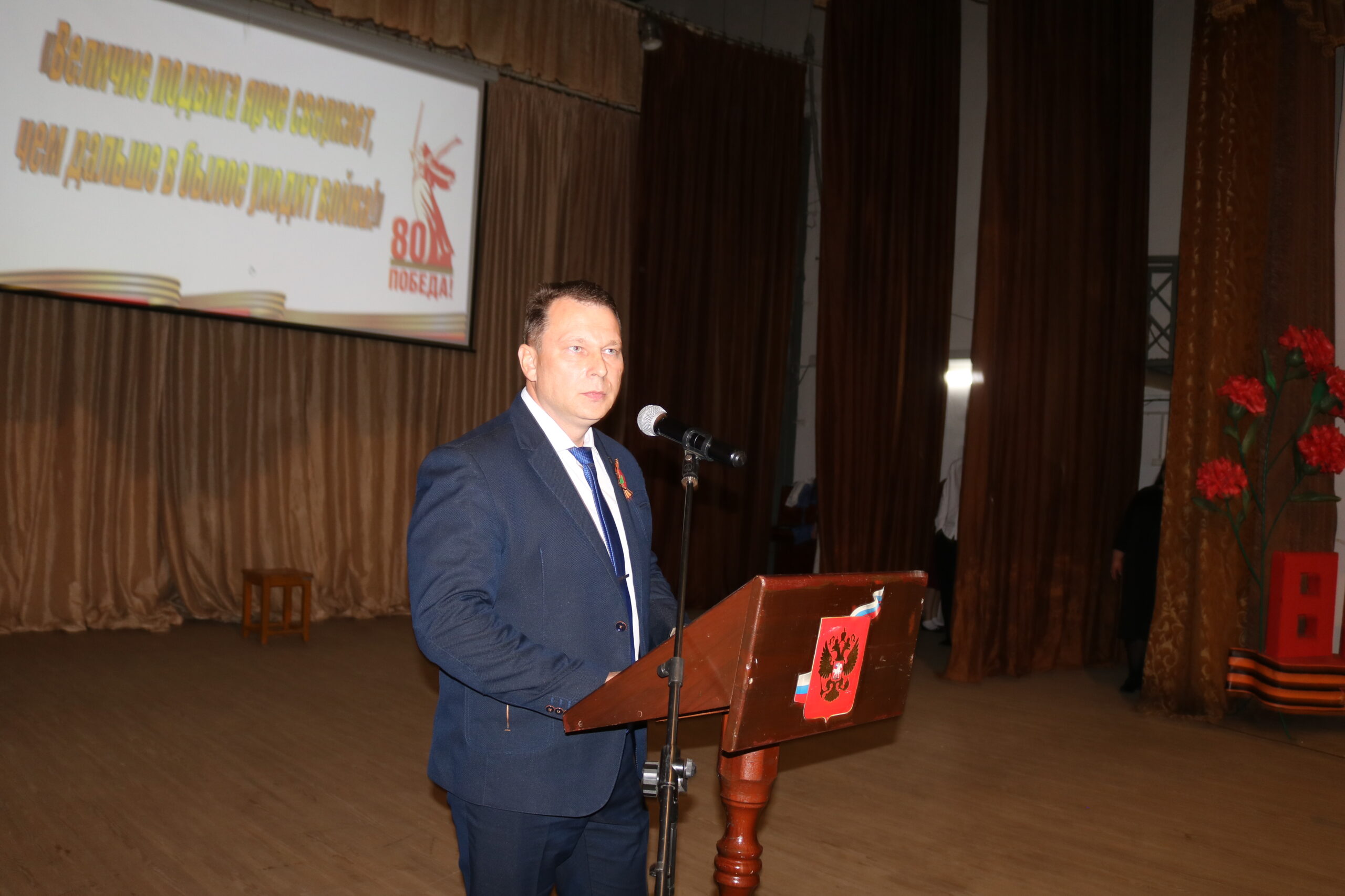 9 мая в поселке Комаричи состоялся митинг-концерт «Величие подвига ярче сверкает, чем дальше в былое уходит война!»