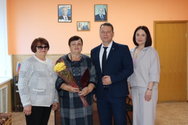 Уважаемая жительница Комаричского района Татьяна Романовна Фроликова принимает поздравления с 70-летним юбилеем