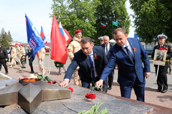 9 мая комаричане возложили цветы к Вечному огню