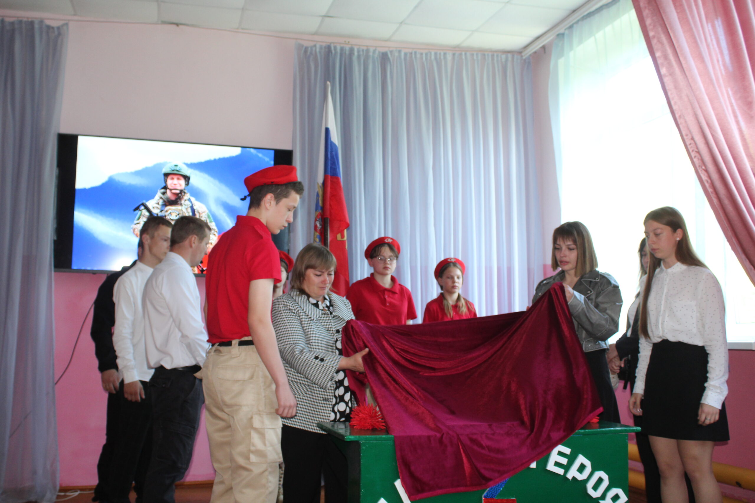 В Бочаровской школе открылась новая «Парта героя»