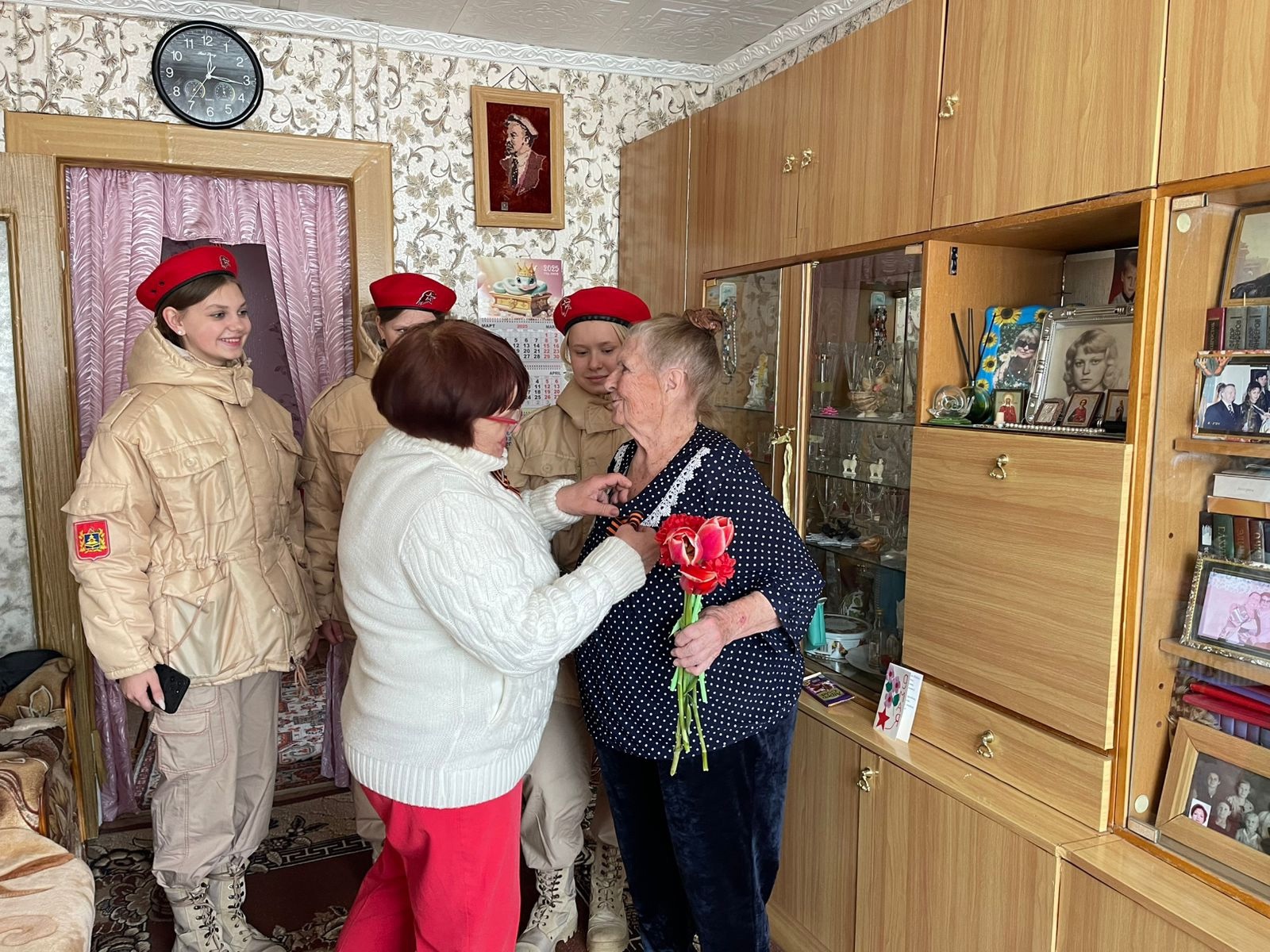 Волонтеры из Университета третьего возраста ГБУ КЦСОН Комаричского района и юнармейцы Комаричской средней школы №1 приняли участие во Всероссийской патриотической акции «Георгиевская ленточка»