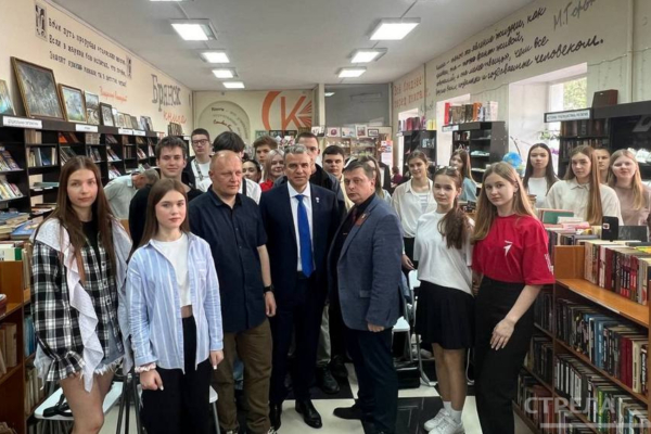 В «Брянсккниге» прошла встреча с военным блогером Романом Донецким