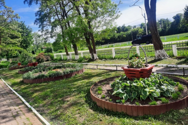 Терииторию Комаричского механико-технологического техникума украшают малые архитектурные клумбы