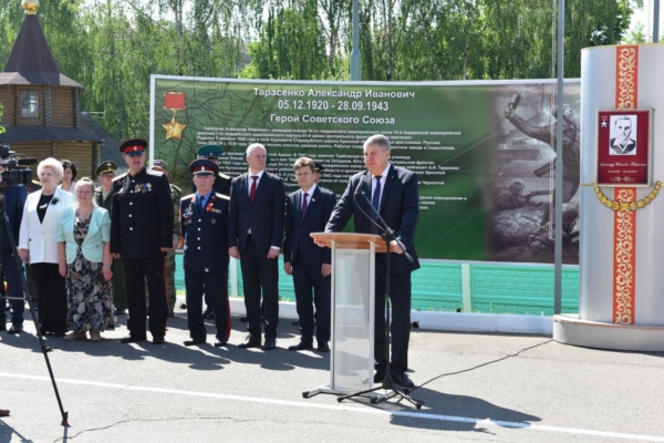 Губернатор Александр Богомаз поздравил выпускников Стародубского казачьего корпуса