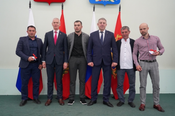 Четыре брянских тренера получили награды и ключи от новых квартир