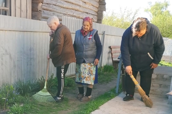 Работники  ГБУ «КЦСОН Комаричского района» совместно с волонтерами продолжают делать добрые дела