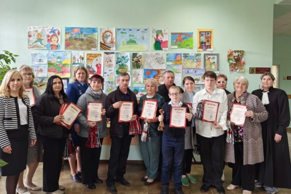 Прокуратура Комаричского района совместно с районным судом организовали конкурс рисунков в рамках патриотического воспитания «Великая Отечественная война глазами ребёнка»