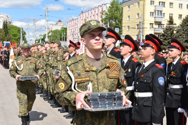 В Брянске участников парада в честь Великой Победы наградили памятными медалями