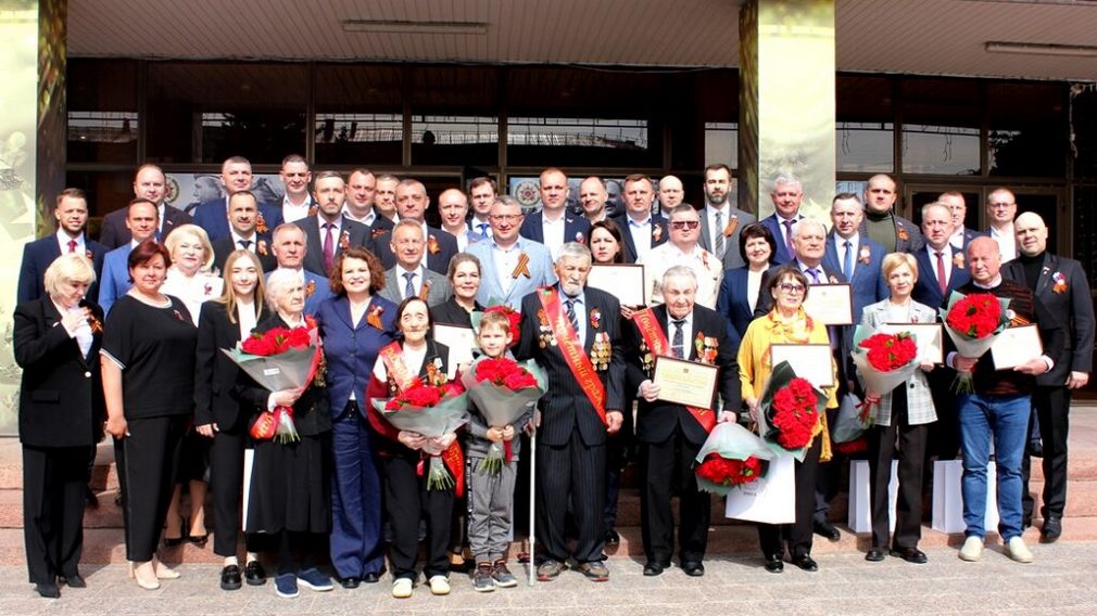 В Брянске ветеранам ВОВ вручили регалии Почетного гражданина города