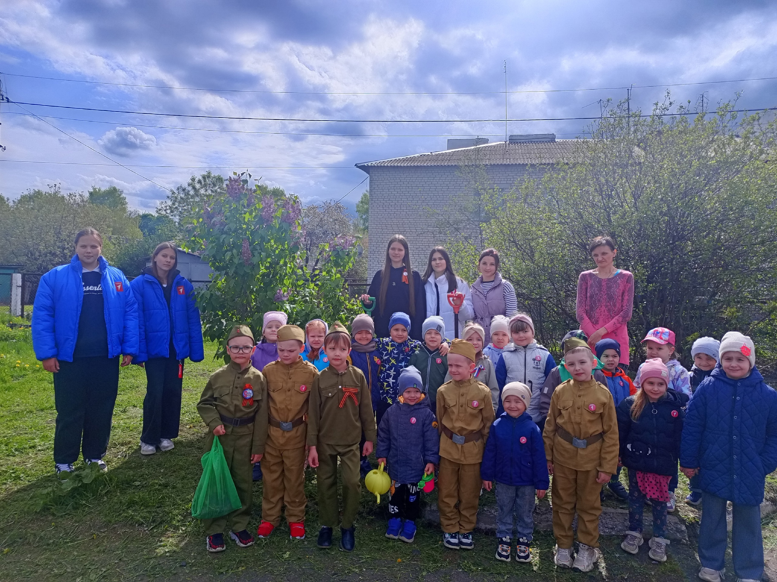 В Комаричском детском саду №3 прошла акция «Сад Победы»